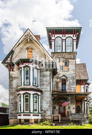 COUDERSPORT, PA, Stati Uniti d'America-10 agosto 18: una vecchia casa Vittoriana su Main Street, lentamente di essere rivitalizzata. Foto Stock
