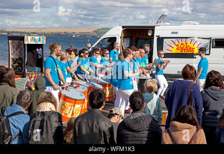 Portobello, Edimburgo, Scozia, Regno Unito. Il 31 agosto 2019. La Edinburgh grande spiaggia Busk restituito per la decima volta quest'anno, con Portobello beach promenade accogliente centinaia di musicisti. Il grande musicista di strada evento è stato originariamente disposto come un modo per dare spazio a Edimburgo buskers che forse sono schiacciati dal Festival. Scuola di Samba. Foto Stock