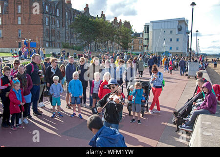 Portobello, Edimburgo, Scozia, Regno Unito. Il 31 agosto 2019. La Edinburgh grande spiaggia Busk restituito per la decima volta quest'anno, con Portobello beach promenade accogliente centinaia di musicisti. Il grande musicista di strada evento è stato originariamente disposto come un modo per dare spazio a Edimburgo buskers che forse sono schiacciati dal Festival. Il Violino ragazzi. Foto Stock