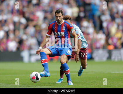 Il 31 agosto 2019; Selhurst Park, Londra, Inghilterra; English Premier League Football, Crystal Palace contro Aston Villa; Luka Milivojevic di Crystal Palace - rigorosamente solo uso editoriale. Nessun uso non autorizzato di audio, video, dati, calendari, club/campionato loghi o 'live' servizi. Online in corrispondenza uso limitato a 120 immagini, nessun video emulazione. Nessun uso in scommesse, giochi o un singolo giocatore/club/league pubblicazioni Foto Stock