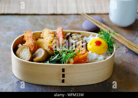 Giapponese scatola di Bento con gamberi tempura, riso e verdure Foto Stock