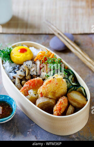 Giapponese scatola di Bento con gamberi tempura, riso e verdure Foto Stock