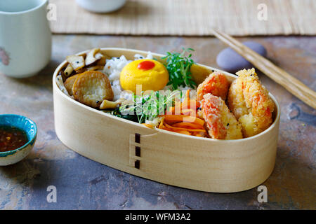 Giapponese scatola di Bento con gamberi tempura, riso e verdure Foto Stock