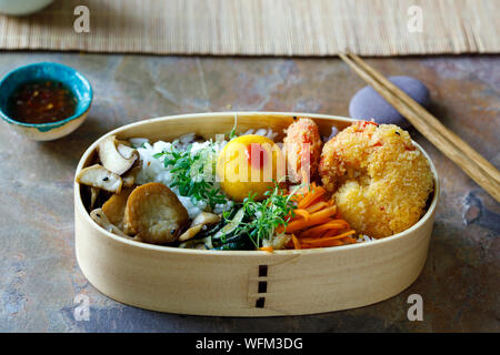 Giapponese scatola di Bento con gamberi tempura, riso e verdure Foto Stock