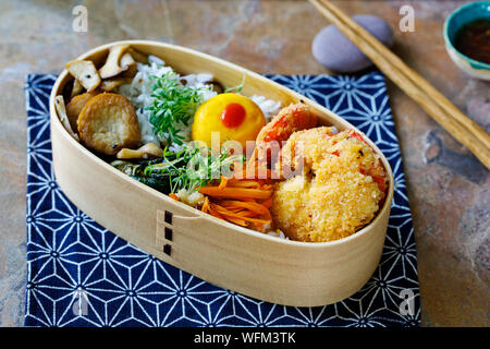 Giapponese scatola di Bento con gamberi tempura, riso e verdure Foto Stock