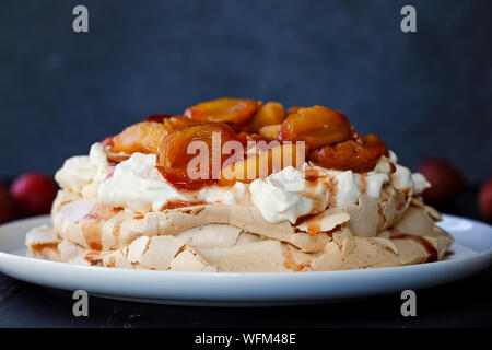 La cannella pavlova con purea di prugne Foto Stock