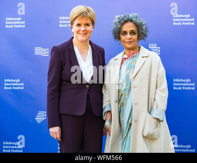 Nicola storione, Primo Ministro & Indiana autore & Booker Prize Winner Arundhati Roy, Edinburgh International Book Festival 2019, Scotland, Regno Unito Foto Stock