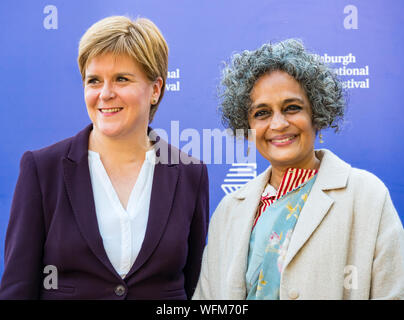 Nicola storione, Primo Ministro & Indiana autore & Booker Prize Winner Arundhati Roy, Edinburgh International Book Festival 2019, Scotland, Regno Unito Foto Stock