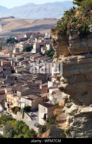 Vista da una collina sulla famigerata villaggio di Corleone in Sicilia Foto Stock