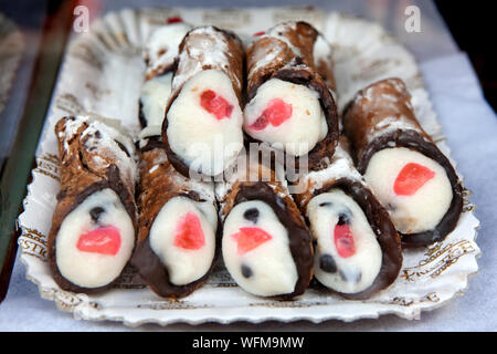 PALERMO - la famosa pasticceria siciliana Cannoli nella vetrina del negozio di un panificio Foto Stock