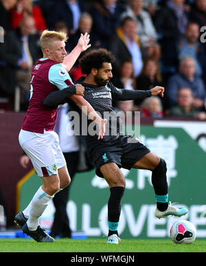 Burnley del Ben Mee (sinistra) e Liverpool è Mohamed Salah battaglia per la palla durante il match di Premier League a Turf Moor, Burnley. Foto Stock