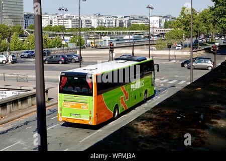 Intercity Flixbus sulla strada traffico lungo il fiume Senna, Parigi, Francia Foto Stock