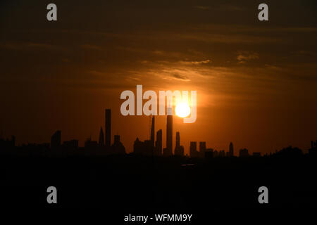 Flushing NY, STATI UNITI D'AMERICA. Il 30 agosto, 2019. Tramonto sullo skyline di New York al USTA Billie Jean King National Tennis Center il 30 agosto 2019 nel lavaggio delle regine. Credito: Mpi04/media/punzone Alamy Live News Foto Stock