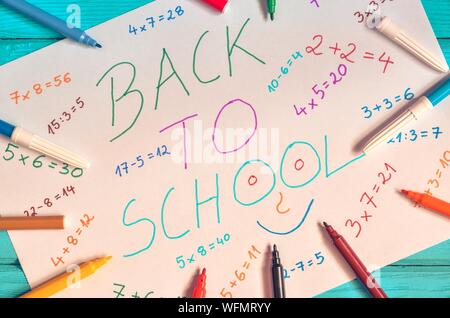 Idea creativa che raffigura il ritorno dei bambini a scuola. I marcatori di scuola e di una scheda con il testo torna a scuola. Foto Stock