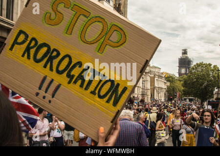 Londra, UK. Il 31 agosto 2019. Un 'Stop proroga" sulla targhetta Whitehall con Big Ben nella distanza. Migliaia hanno marciato e centrale bloccato le strade di Londra in una manifestazione di protesta per la difesa della democrazia e contro la proroga del Parlamento. David Rowe/Alamy Live News. Foto Stock