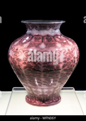 Vaso Ming. Jingdezhen ware. A forma di melone jar con underglaze red disegno di fiori di stagione, Hongwu regno della Dinastia Ming (1368-1398 AD) Foto Stock
