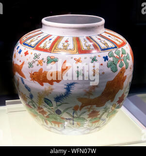 Vaso Ming. Jingdezhen ware. Vaso con design wucai di pesci e alghe, Regno Jiajing della Dinastia Ming (1522-1566 AD) Foto Stock