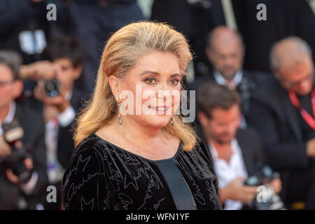 Venezia, Italia - 31 August, 2019. Catherine Deneuve passeggiate il tappeto rosso per la Premiere mondiale di Joker durante il 76° Festival del Cinema di Venezia al Palazzo del Cinema il 31 agosto 2019 a Venezia, Italia. © Roberto Ricciuti/risveglio/Alamy Live News Foto Stock