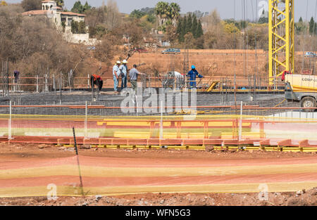 Lavoratori edili e ingegneri su un sito di costruzione a Johannesburg Gauteng, Sud Africa concetto proprietà industriale e di sviluppo in Africa Foto Stock