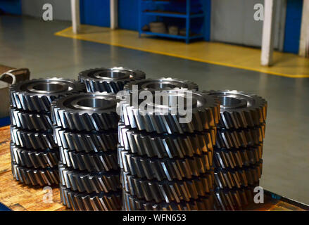 Workshop di una fabbrica automobilistica per la produzione di ingranaggi automobilistici, pezzi di ricambio e componenti. Produzione di ingranaggi per cambi di automobile per t Foto Stock