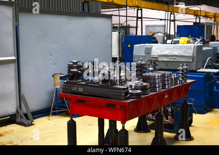 Workshop di una fabbrica automobilistica per la produzione di ingranaggi automobilistici, pezzi di ricambio e componenti. Produzione di ingranaggi per cambi di automobile per t Foto Stock