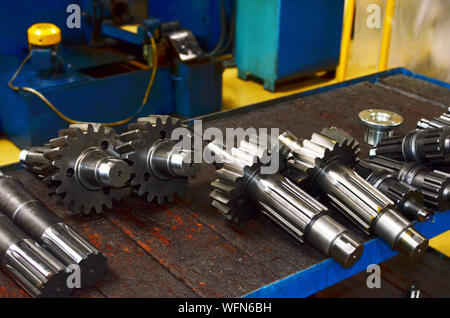 Workshop di una fabbrica automobilistica per la produzione di ingranaggi automobilistici, pezzi di ricambio e componenti. Produzione di ingranaggi per cambi di automobile per t Foto Stock
