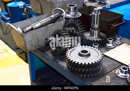 Workshop di una fabbrica automobilistica per la produzione di ingranaggi automobilistici, pezzi di ricambio e componenti. Produzione di ingranaggi per cambi di automobile per t Foto Stock