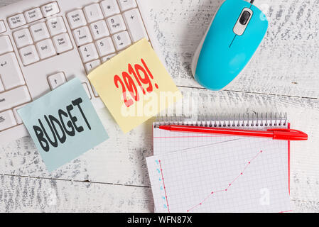 La grafia la scrittura di testo Bilancio 2019. Foto concettuale stato preventivo delle entrate e delle spese per il corrente anno la scrittura di attrezzature e computer alimentari plac Foto Stock