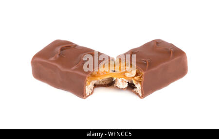 Primo piano del cioccolato,l'Arachide e caramello bar isolato su sfondo bianco con tracciato di ritaglio Foto Stock