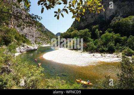 Francia, Ardeche, Sauze, Ardeche gole naturali riserva nazionale, i turisti con canies sull'Ardeche tra il Bivacco Gournier e Sauze Foto Stock