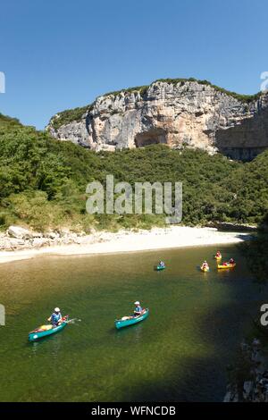 Francia, Ardeche, Sauze, Ardeche gole naturali riserva nazionale, turistico sul fiume Ardeche con kayak tra il Bivacco Gournier e Sauze Foto Stock