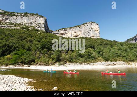 Francia, Ardeche, Sauze, Ardeche gole naturali riserva nazionale, turistico sul fiume Ardeche con kayak tra il Bivacco Gournier e Sauze Foto Stock