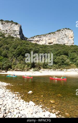 Francia, Ardeche, Sauze, Ardeche gole naturali riserva nazionale, turistico sul fiume Ardeche con canoe tra il Bivacco Gournier e Sauze Foto Stock