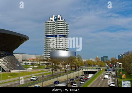 In Germania, in Baviera, Monaco di Baviera, BMW Welt, showroom del marchio native da Monaco di Baviera inaugurato nel 2007, BMW torre a quattro cilindri e BMW Museum, inaugurato nel 1973 e rinnovato nel 2008 Foto Stock