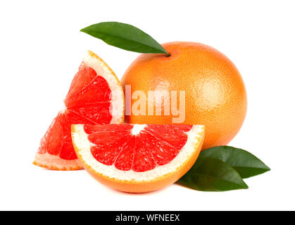 Il pompelmo rosa e fette isolato su sfondo bianco con percorso di clipping. Isolato pompelmi. Succo di pompelmo fresco con foglie verdi isolati. Foto Stock