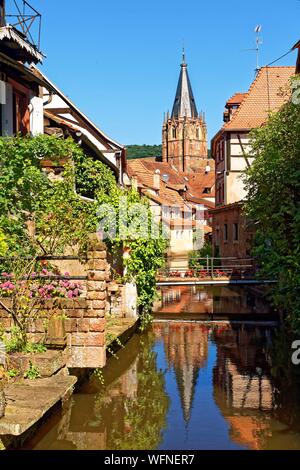 Francia, Bas Rhin, Outre Foret (Nord Alsazia), Wissembourg, la piccola Venezia e Saint-Pierre-Saint-Paul chiesa Foto Stock