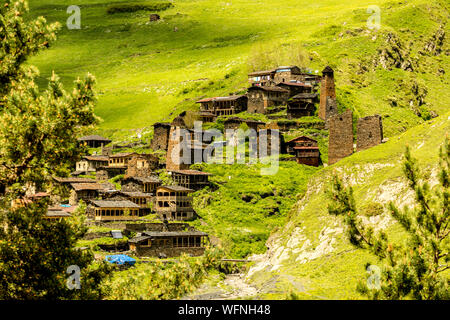 Il vecchio villaggio di montagna Dartlo, Tusheti regione, Georgia. Case costruite con pietre di scisto, muratura antica. Montagne del Caucaso Foto Stock