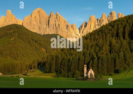 L'Italia, Trentino Alto Adige, Alto Adige, Val di Funes, massiccio delle Dolomiti classificato come patrimonio mondiale dall' UNESCO, Ranui chiesa con il gruppo delle Dolomiti del Puez Odle (Puez Geisler) in background Foto Stock