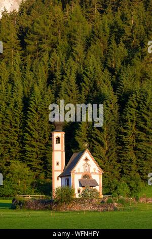 L'Italia, Trentino Alto Adige, Alto Adige, Val di Funes, Ranui chiesa con il gruppo delle Dolomiti del Puez Odle (Puez Geisler) in background Foto Stock