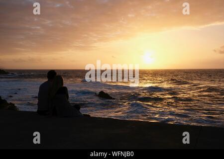 Spagna Isole Canarie Tenerife Island, Puerto de la Cruz, tramonto sul molo Foto Stock