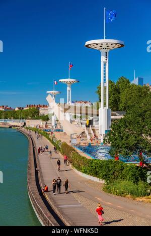 Francia, Rhône, Lione, La Guillotiere distretto, Karen Blixen riverbank sul Rodano, Tony Bertrand centro nautico e il vertice della torre Incity Foto Stock