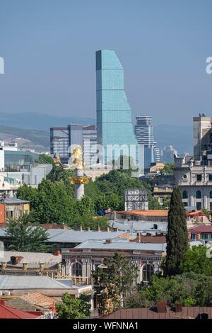 La Georgia, Tbilisi, panorama dal vecchio quartiere di Betlemme (o Kldisoubani), sullo sfondo la città nuova e la torre di vetro del Biltmore Hotel Tbilisi Foto Stock