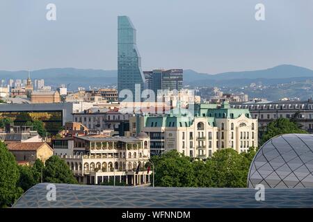 La Georgia, Tbilisi, panorama sulla città nuova, la torre di vetro del Biltmore Hotel Tbilisi in background Foto Stock