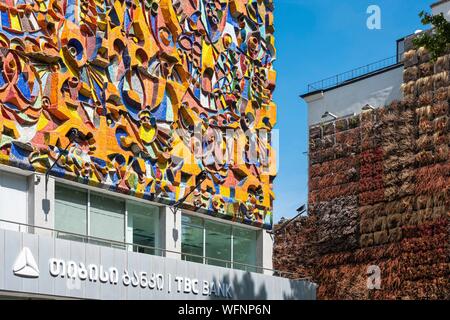 La Georgia, Tbilisi, Chugureti district, Davit Aghmashenebeli Avenue, ex casa di educazione politica, ora il mosaico Centro Business Foto Stock