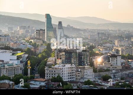 La Georgia, Tbilisi, il panorama dalla Fortezza di Narikala, la città nuova e la torre di vetro del Biltmore Hotel Tbilisi Foto Stock