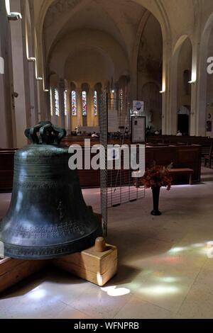 Francia, Calvados, Aunay sur Odon, San Sansone chiesa costruita nel 1951,l'vave, la campana della chiesa vecchia fu distrutta dai bombardamenti degli alleati nel giugno 1944 Foto Stock