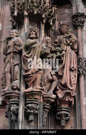 Francia, Bas Rhin, Strasburgo, città vecchia sono classificati come patrimonio mondiale dall'UNESCO, la cattedrale di Notre Dame, portal Saint Laurent nord Foto Stock