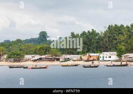 In Camerun, regione sud, Dipartimento dell'oceano, Londji, pesca Canoe sulla spiaggia del villaggio Foto Stock