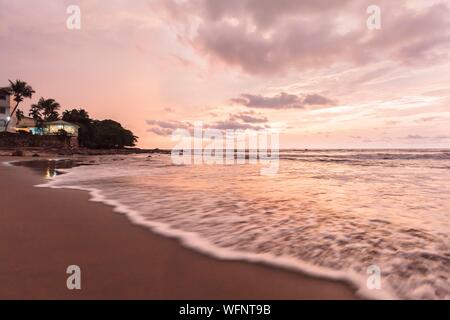 In Camerun, regione sud, Dipartimento dell'oceano, Kribi, tramonto sulla spiaggia Foto Stock