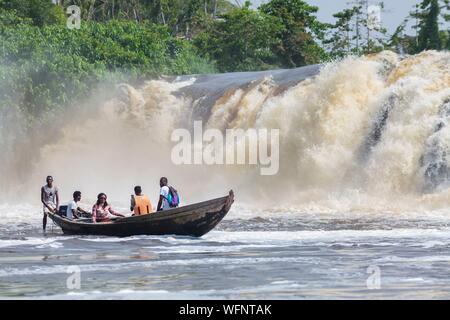 In Camerun, regione sud, Dipartimento dell'oceano, Kribi africana di turisti in una canoa nella parte anteriore del lobo cascata Foto Stock